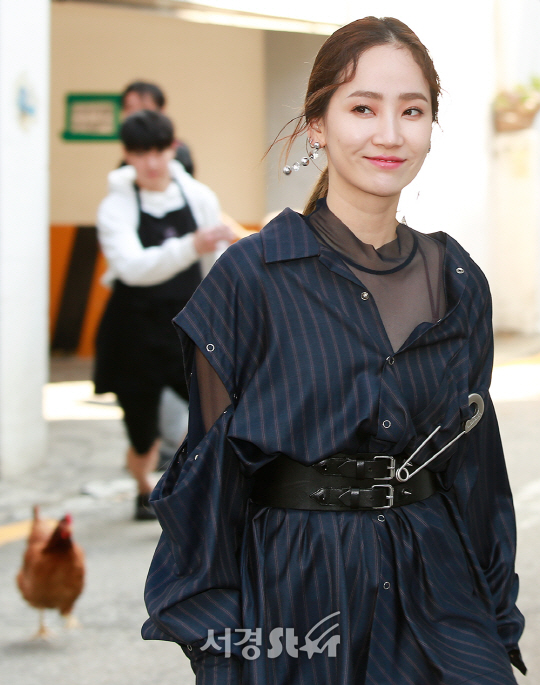 핫펠트(예은)가 17일 오후 서울 강남구 한 패션브랜드 매장에서 열린 포토월 행사에 참석해 포토타임을 갖고 있다.