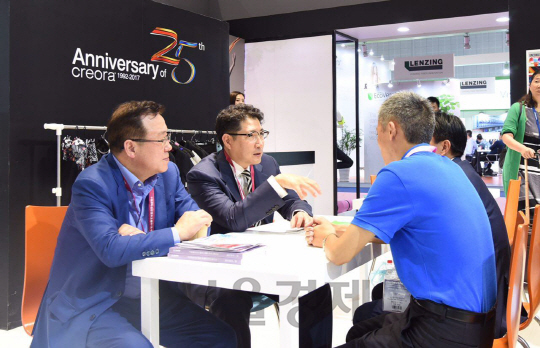 조현준(사진 왼쪽 2번째) 효성그룹 회장이 중국 상하이에서 열린 인터텍스타일 상하이 2017에서 고객들과 만나 대화를 나누고 있다./사진제공=효성그룹