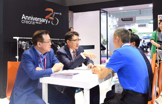 조현준(왼쪽 두번째) 효성그룹 회장이 중국 상하이에서 열린 인터텍스타일 상하이 2017에서 현지 고객들과 만나 대화를 나누고 있다./사진제공=효성그룹