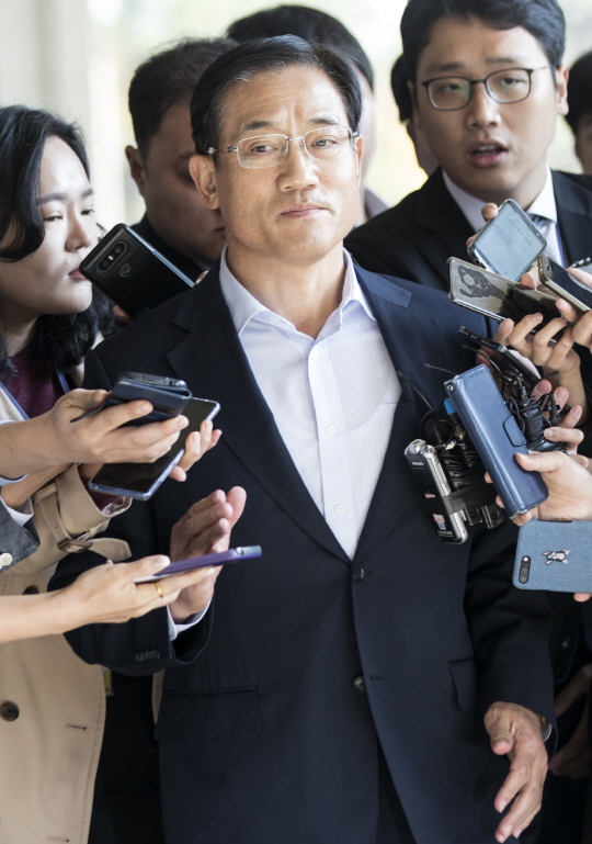 구은수 전 서울지방경찰청장이 17일 서초구 서울중앙지검에 출석하고 있다.  /연합뉴스