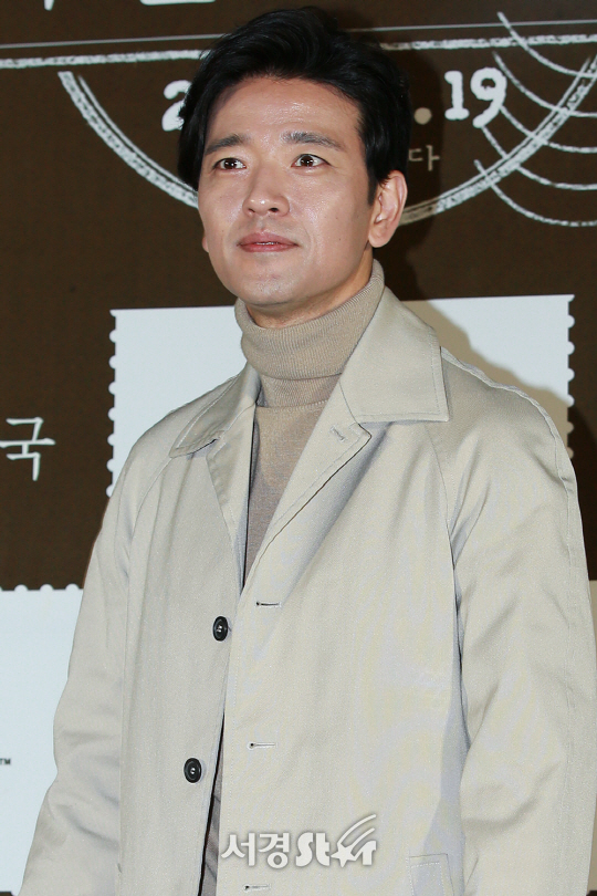 배우 배수빈이 17일 오후 서울 성동구 CGV 왕십리에서 열린 영화 ‘가을 우체국(감독 임왕태)’ VIP 시사회 포토월 행사에 참석해 포토타임을 갖고 있다.