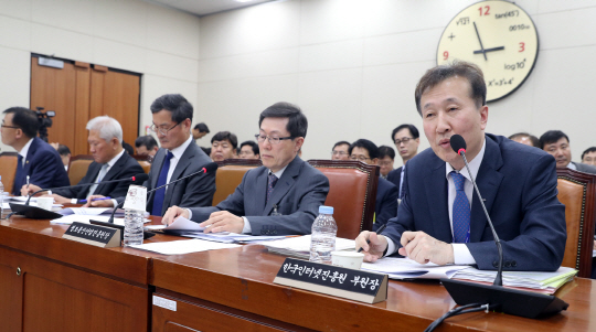 17일 오전 국회에서 열린 과학기술정보방송통신위원회 국정감사에서 박정호(오른쪽) 한국인터넷진흥원 부원장이 답변하고 있다./연합뉴스