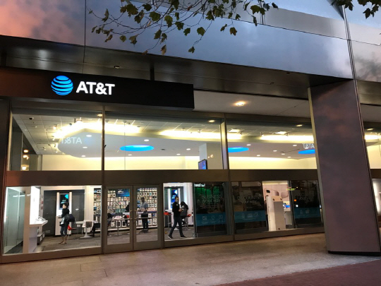 샌프란시스코 중심에 자리한 AT&T 매장 전경. LG전자는 13일(현지시간) 전략 스마트폰 ‘V30’를 미국 현지 시장에 출시한 후 좋은 반응을 얻고 있다. /샌프란시스코=양철민기자