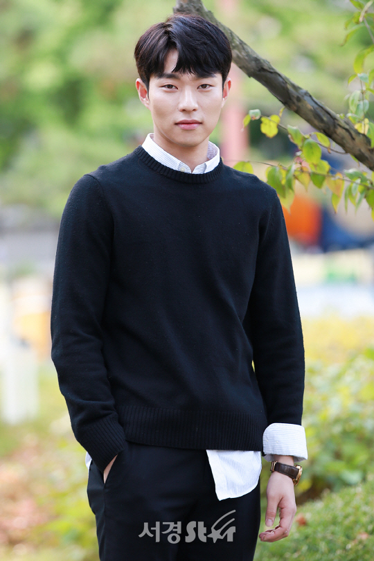 배우 윤종석이 17일 오전 서울 영등포구 당산동에서 서경스타와의 인터뷰에 앞서 포토타임을 갖고 있다.