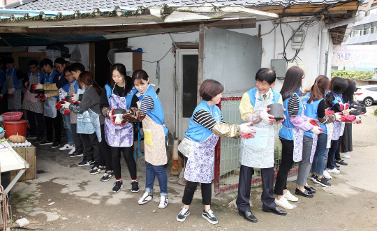 17일 광주 북구 동림동에서 북구청 공무원으로 구성된 사회복지행정연구회 회원들이 저소득 가정 15가구에 연탄 3,000장을 전달하고 있다. /광주=연합뉴스