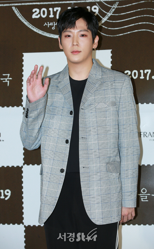 B.A.P 힘찬이 17일 오후 서울 성동구 CGV 왕십리에서 열린 영화 ‘가을 우체국(감독 임왕태)’ VIP 시사회 포토월 행사에 참석해 포토타임을 갖고 있다.
