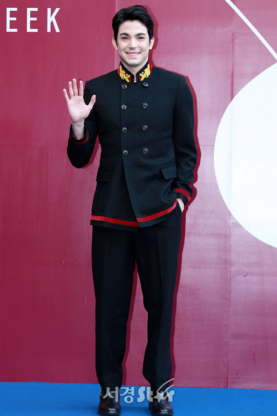 로빈 데이아나가 17일 오후 서울 중구 동대문디자인플라자(DDP)에서 열린 ‘2018 S/S 헤라서울패션위크’ THE CARUSO(가루소) 쇼에 참석하기 전 포즈를 취하고 있다.