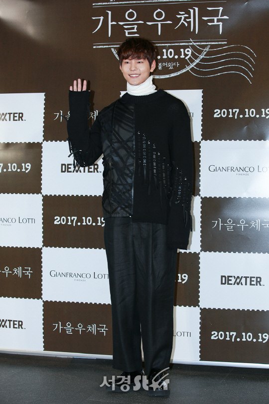 배우 박선호가 17일 오후 서울 성동구 CGV 왕십리에서 열린 영화 ‘가을 우체국(감독 임왕태)’ VIP 시사회 포토월 행사에 참석해 포토타임을 갖고 있다.