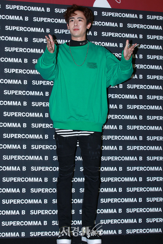 닉쿤이 17일 오후 서울 중구 동대문디자인플라자(DDP)에서 열린 ‘2018 S/S 헤라서울패션위크’ SUPER COMMA B(수퍼콤마비) 쇼에 참석하기 전 포즈를 취하고 있다.