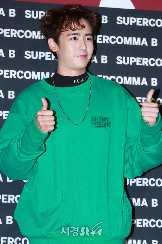 닉쿤이 17일 오후 서울 중구 동대문디자인플라자(DDP)에서 열린 ‘2018 S/S 헤라서울패션위크’ SUPER COMMA B(수퍼콤마비) 쇼에 참석하기 전 포즈를 취하고 있다.