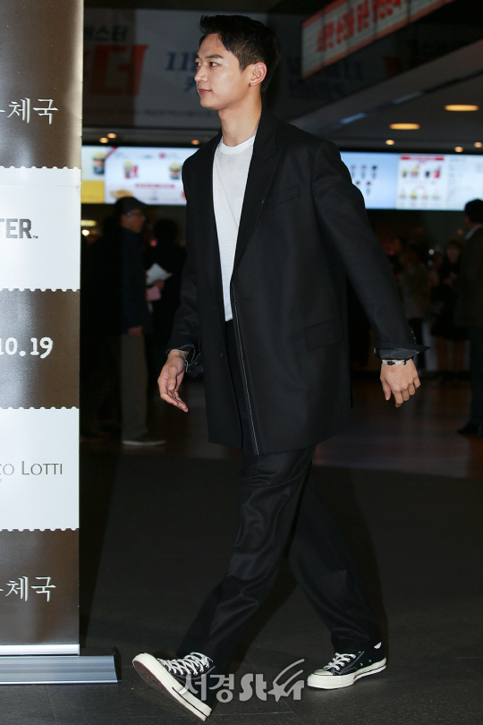 샤이니 민호가 17일 오후 서울 성동구 CGV 왕십리에서 열린 영화 ‘가을 우체국(감독 임왕태)’ VIP 시사회 포토월 행사에 참석해 포토타임을 갖고 있다.