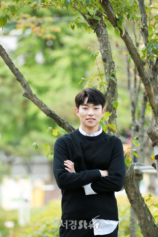 배우 윤종석이 17일 오전 서울 영등포구 당산동에서 서경스타와의 인터뷰에 앞서 포토타임을 갖고 있다.