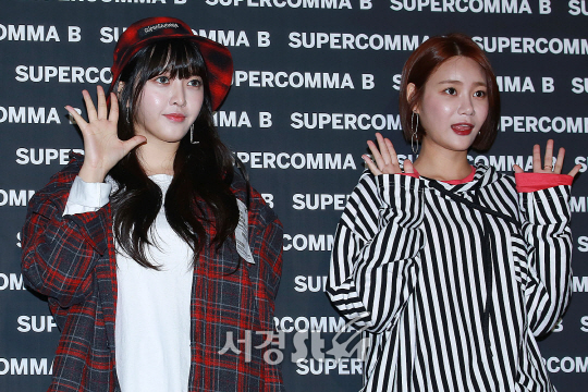 AOA 찬미와 유나가 17일 오후 서울 중구 동대문디자인플라자(DDP)에서 열린 ‘2018 S/S 헤라서울패션위크’ SUPER COMMA B(수퍼콤마비) 쇼에 참석하기 전 포즈를 취하고 있다.