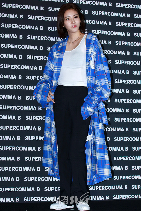 손담비가 17일 오후 서울 중구 동대문디자인플라자(DDP)에서 열린 ‘2018 S/S 헤라서울패션위크’ SUPER COMMA B(수퍼콤마비) 쇼에 참석하기 전 포즈를 취하고 있다.