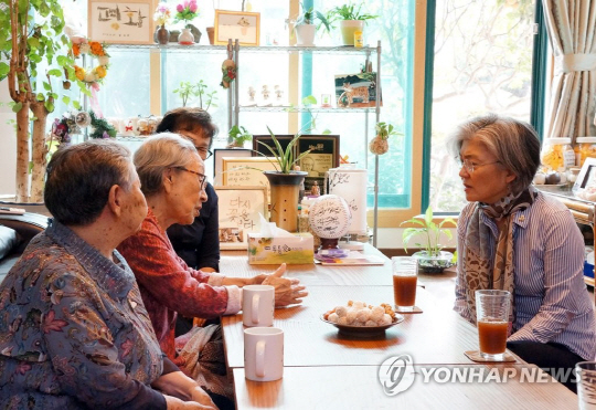 강경화, 위안부피해자 초청 오찬…“역사의 교훈으로 기억돼야”