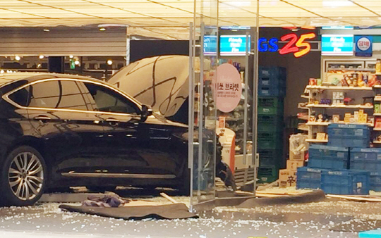 18일 낮 12시 36분께 서울 강남구 강남역 인근에 있는 건물 1층 옷가게에 승용차가 돌진해 파편이 여기저기 흩어져 있다./연합뉴스