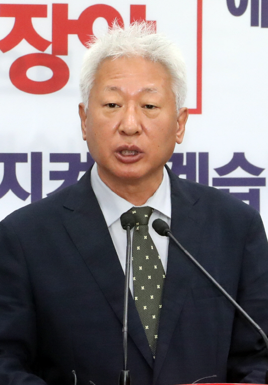 류석춘 자유한국당 혁신위원장은 박근혜 전 대통령의 재판 발언와 관계없이 박 전 대통령과 서청원·최경환 의원에 대한 자진 탈당 권유 입장을 유지한다고 18일 밝혔다. /연합뉴스