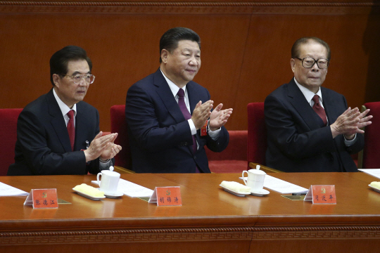 제19차 중국 공산당 전국대표대회(당대회) 첫날인 18일 시진핑(가운데) 국가주석과 장쩌민(오른쪽)·후진타오 전 주석이 베이징 인민대회장에서 당대회의 성공적 개최를 축하하며 박수를 치고 있다. 시 주석은 이날 개막 연설에서 “중화민족의 위대한 부흥이라는 중국몽(中國夢) 실현을 위해 분투해야 한다”고 강조했다.        /베이징=EPA연합뉴스