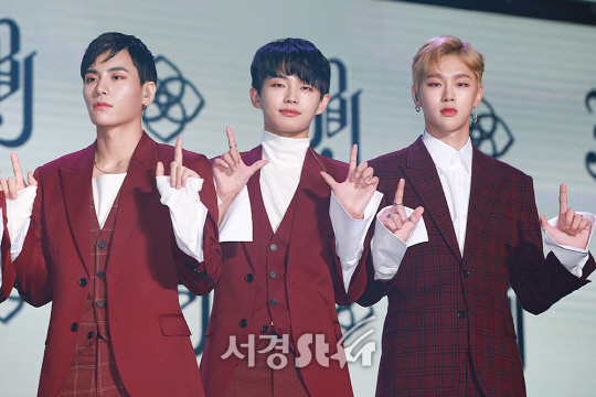 JBJ 김상균, 김용국, 권현빈이 18일 오후 서울 성북구 고려대학교 화정체육관에서 열린 그룹 JBJ의 첫 번째 미니앨범 ‘판타지(Fantasy)’ 발매 기념 데뷔  쇼케이스에 참석하고 있다.