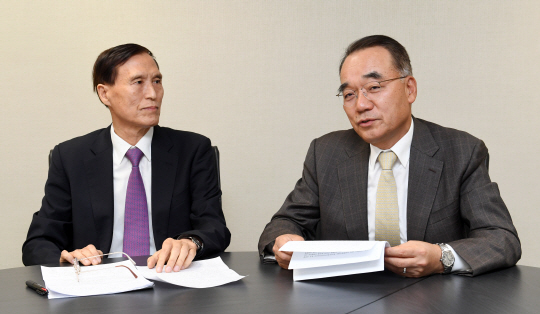 이필상(왼쪽) 전 고려대 총장과 박재완 전 기획재정부 장관. /권욱기자