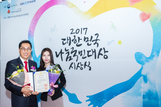 19일 서울 영등포구 여의도 KBS에서 진행된 ‘2017 대한민국 나눔국민대상’에서 KCC가 사회공헌 활동 공로 인정 받아 국무총리상을 수상했다./사진제공=KCC
