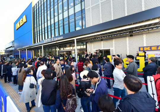 19일 공식 오픈한 이케아 고양점에 방문하기 위해 고객들이 줄을 서서 기다리고 있다. /사진제공=이케아 코리아