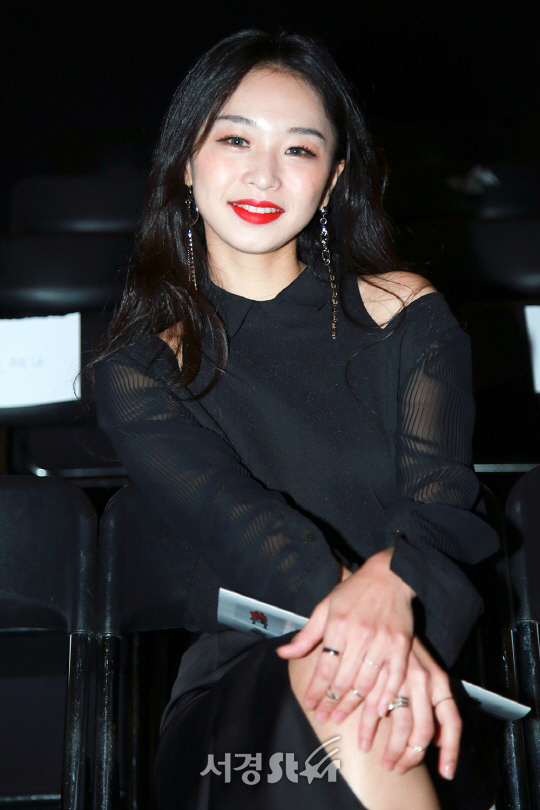 가수 신유미가 19일 오후 서울 중구 동대문디자인플라자(DDP)에서 열린 ‘2018 S/S 헤라서울패션위크’ 도조 쇼에 참석해 포즈를 취하고 있다.
