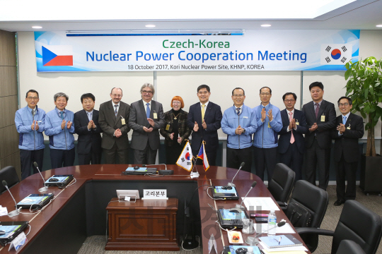 지난 18일 체코 원자력안전위원회 페트르 크르스 부위원장(왼쪽에서 다섯번째)이 한국수력원자력 고리·새울본부에 방문해 한수원 측과 기념사진을 찍고 있다. /사진=한국수력원자력