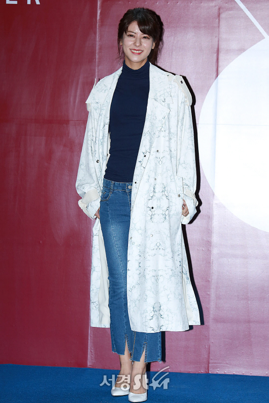 후지이미나가 19일 오후 서울 중구 동대문디자인플라자(DDP)에서 열린 ‘2018 S/S 헤라서울패션위크’ YOOK(육스) 쇼에 참석하기 전 포즈를 취하고 있다.