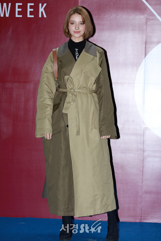 안젤리나 다닐로바가 19일 오후 서울 중구 동대문디자인플라자(DDP)에서 열린 ‘2018 S/S 헤라서울패션위크’ MOOHONG(무홍) 쇼에 참석하기 전 포즈를 취하고 있다.