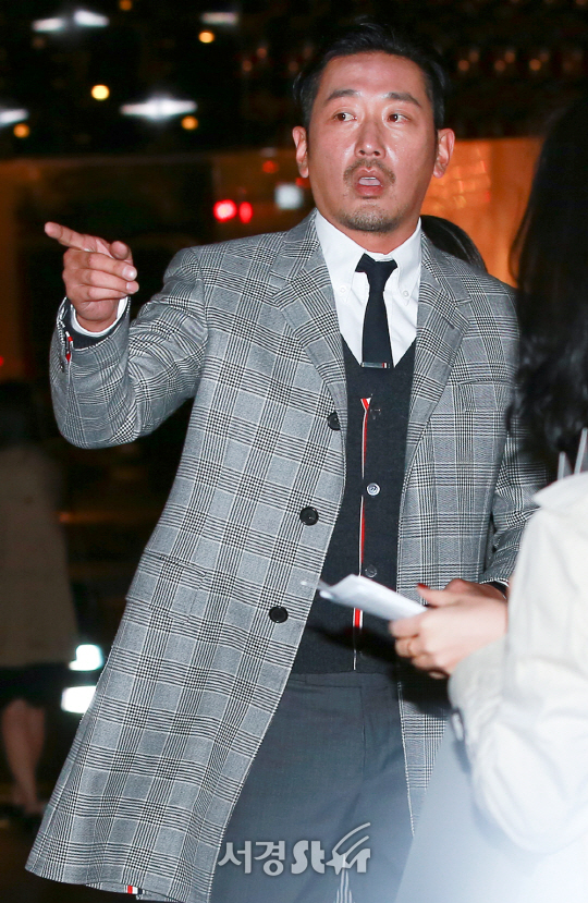 배우 하정우가 19일 오후 서울 강남구 한 편집매장 앞 야외 포토월에서 열린 한 패션브랜드 포토월 행사에 참석을 위해 대기하고 있다.