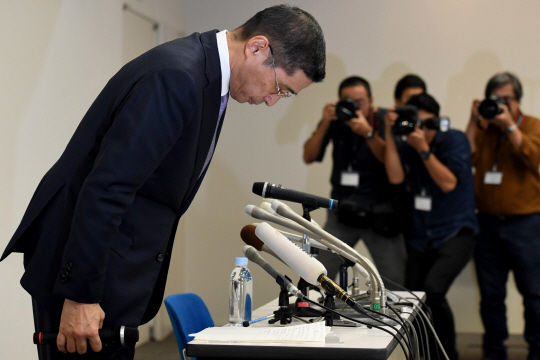 히로토 사이카와 닛산 사장이 19일(현지시간) 요코하마 본사에서 열린 기자회견에서 ‘무자격자 차량검사’에 대해 사죄하고 있다. /요코하마=AFP연합뉴스