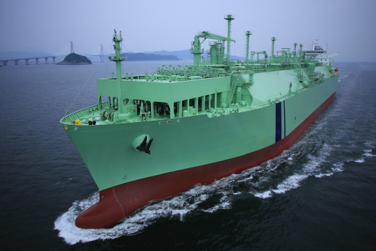 삼성중공업이 2015년 건조한 17만㎥의 LNG-FSRU가 항해하고 있다./사진제공=삼성중공업