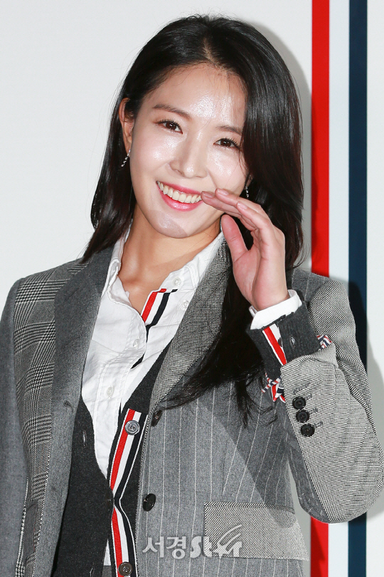 가수 보아가 19일 오후 서울 강남구 한 편집매장 앞 야외 포토월에서 열린 한 패션브랜드 포토월 행사에 참석해 포즈를 취하고 있다.
