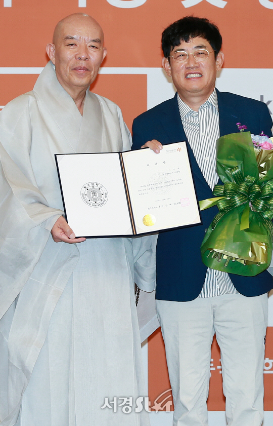 동국대 총장 보광스님, 개그맨 이경규가 19일 오후 서울 중구 동국대학교 서울캠퍼스 본관 로터스홀에서 진행된 ‘동국사랑 111 캠페인’ 홍보대사 위촉식에 참석해 포즈를 취하고 있다.