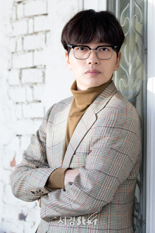 배우 이동휘가 19일 오후 서울 종로구 한 카페에서 서경스타와의 인터뷰에 앞서 포즈를 취하고 있다.