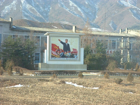 추수가 끝나고 잔설마저 남아있는 북한의 가을 들녘에 최근 한반도 긴장고조를 반영하듯 스산함마저 감돈다. “사회주의의 승리를 위해 총진군하자”는 선전판엔 김일성의 모습이 자리하고 있다. /사진제공=고미요지