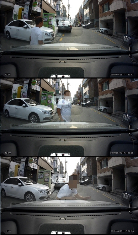 보험사기범이 주차단속 공무원 차에 몸을 일부러 부딪히는 블랙박스 장면./사진제공=서울 수서경찰서