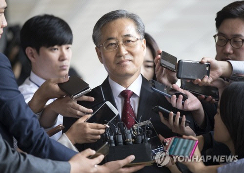 이명박·박근혜 정부 당시 국내 정치공작에 관여했다는 의혹을 받는 추명호 전 국정원 국익정보국장이 구속을 면했다./연합뉴스
