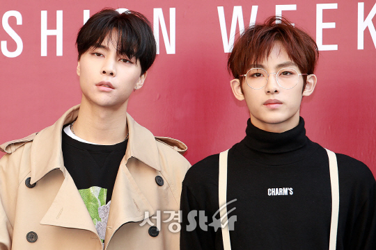 NCT 쟈니와 윈윈이 20일 오후 서울 중구 동대문디자인플라자(DDP)에서 열린 ‘2018 S/S 헤라서울패션위크’ CHARM‘S(참스) 쇼에 참석하기 전 포즈를 취하고 있다.