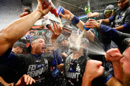 LA 다저스 선수들이 20일(한국시간) 29년 만의 월드시리즈 진출을 이뤄낸 뒤 클럽하우스에서 자축하고 있다. /시카고=AFP연합뉴스