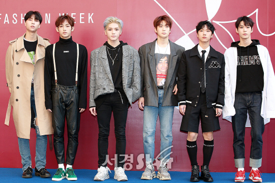 NCT 멤버들이 20일 오후 서울 중구 동대문디자인플라자(DDP)에서 열린 ‘2018 S/S 헤라서울패션위크’ CHARM‘S(참스) 쇼에 참석하기 전 포즈를 취하고 있다.