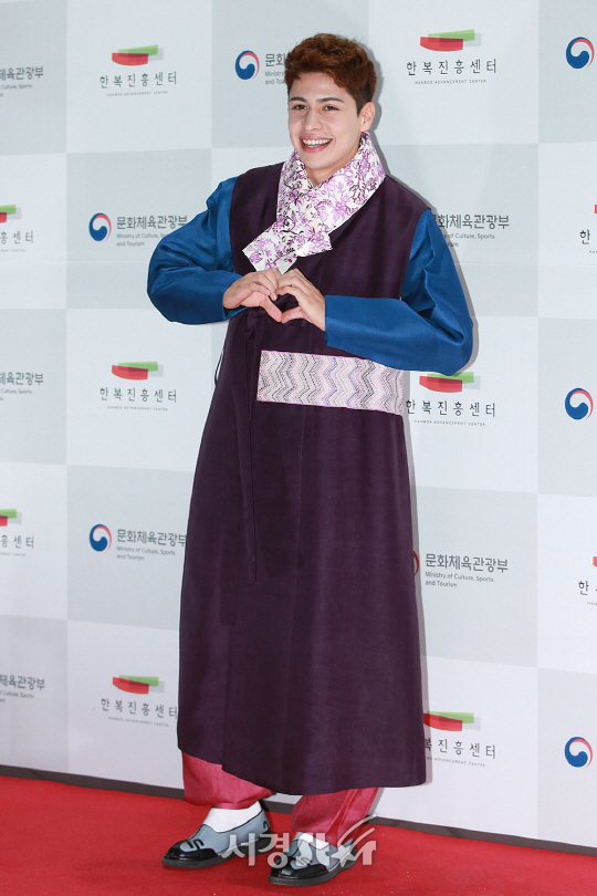 방송인 크리스티안이  20일 오후 서울 종로구 경복궁 흥례문 광장에서 열린 ‘2017 한복의 날’ 포토월 행사에 참석하고 있다.