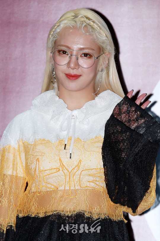 소녀시대 효연이 20일 오후 서울 중구 동대문디자인플라자(DDP)에서 열린 ‘2018 S/S 헤라서울패션위크’  KYE(카이) 쇼에 참석하기 전 포즈를 취하고 있다.