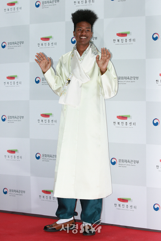 모델 한현민이  20일 오후 서울 종로구 경복궁 흥례문 광장에서 열린 ‘2017 한복의 날’ 포토월 행사에 참석하고 있다.