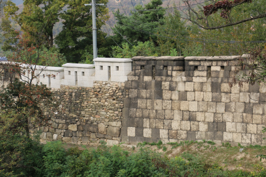 조선 시대 성곽이 지어진 시기에 따라 돌들의 모양이 다르다. 왼쪽은 태조와 세종때, 오른쪽은 숙종때의 성곽이다.