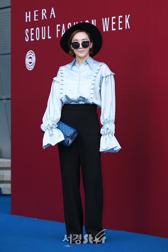 발레무용가 이루다가 21일 오후 서울 중구 동대문디자인플라자(DDP)에서 열린 ‘2018 S/S 헤라서울패션위크’ 키미제이(KIMMYJ) 컬렉션 포토월 행사에 참석해 포즈를 취하고 있다.