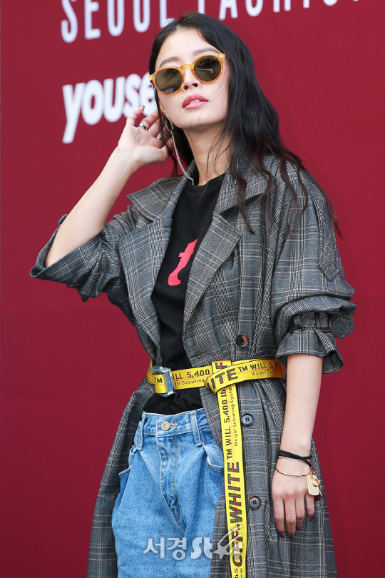 가수 황보가 21일 오후 서울 중구 동대문디자인플라자(DDP)에서 열린 ‘2018 S/S 헤라서울패션위크’ 유저(YOUSER) 컬렉션 포토월 행사에 참석해 포즈를 취하고 있다.