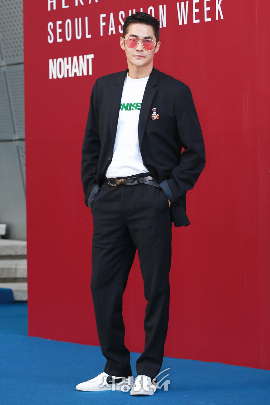 배우 배정남이 21일 오후 서울 중구 동대문디자인플라자(DDP)에서 열린 ‘2018 S/S 헤라서울패션위크’ 노앙(NOHANT) 컬렉션 포토월 행사에 참석해 포즈를 취하고 있다.