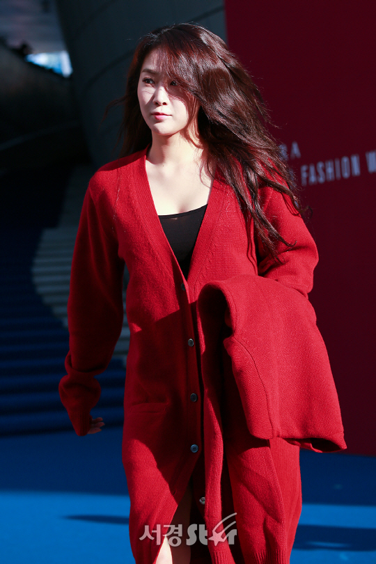 가수 소유가 21일 오후 서울 중구 동대문디자인플라자(DDP)에서 열린 ‘2018 S/S 헤라서울패션위크’ 노앙(NOHANT) 컬렉션 포토월 행사에 참석해 포즈를 취하고 있다.